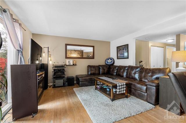 1326 Cornell St, Townhouse with 3 bedrooms, 2 bathrooms and 1 parking in Ottawa ON | Image 5