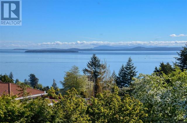 5049 Wesley Rd, House detached with 3 bedrooms, 1 bathrooms and 2 parking in Saanich BC | Image 5