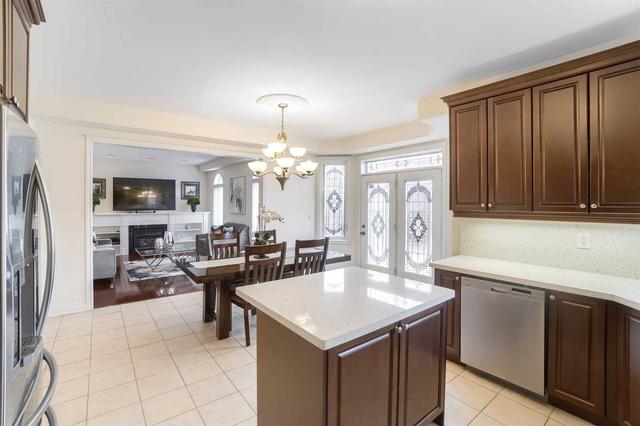 23 Scotchmere Cres, House detached with 4 bedrooms, 5 bathrooms and 6 parking in Brampton ON | Image 2