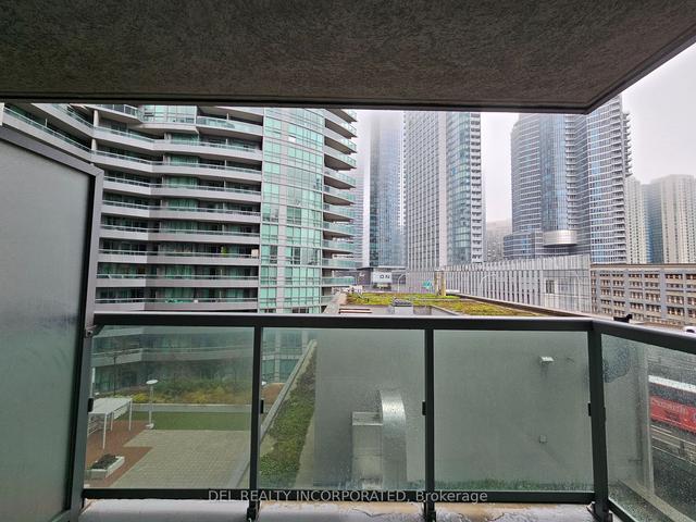 706 - 25 Lower Simcoe St, Condo with 1 bedrooms, 1 bathrooms and 0 parking in Toronto ON | Image 2