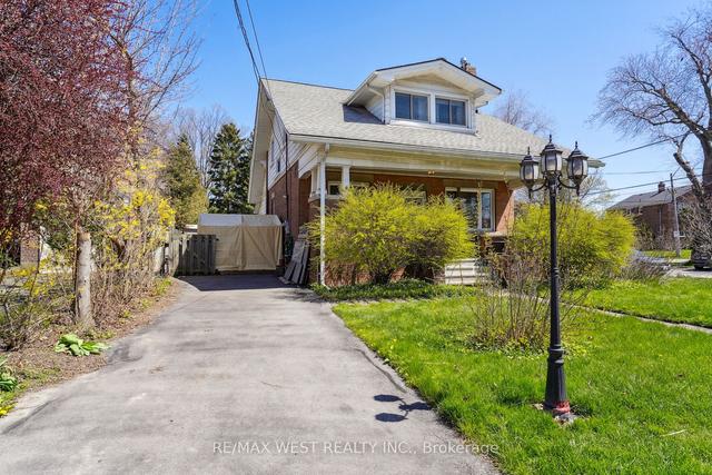 2585 Lake Shore Blvd W, House detached with 5 bedrooms, 3 bathrooms and 6 parking in Toronto ON | Image 16