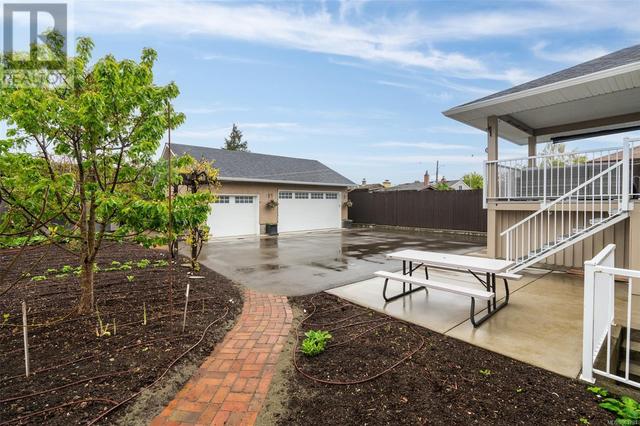 1870 Kings Rd, House detached with 4 bedrooms, 3 bathrooms and 4 parking in Saanich BC | Image 34