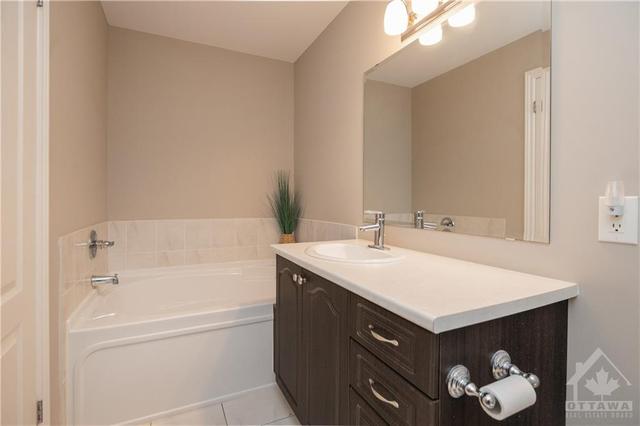 814 Fletcher Cir, Townhouse with 3 bedrooms, 3 bathrooms and 3 parking in Ottawa ON | Image 18