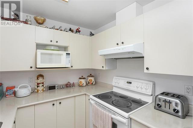 Kitchen - oven has never been used. | Image 19