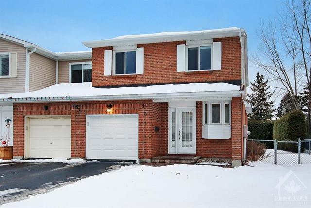 6858 Bilberry Drive, Townhouse with 4 bedrooms, 3 bathrooms and 2 parking in Ottawa ON | Image 1
