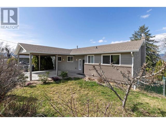 1750 Stayman Rd, House detached with 5 bedrooms, 2 bathrooms and 6 parking in Kelowna BC | Image 1