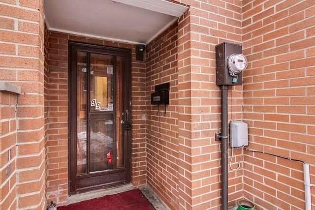 99 Darras Crt, Townhouse with 3 bedrooms, 2 bathrooms and 1 parking in Brampton ON | Image 2