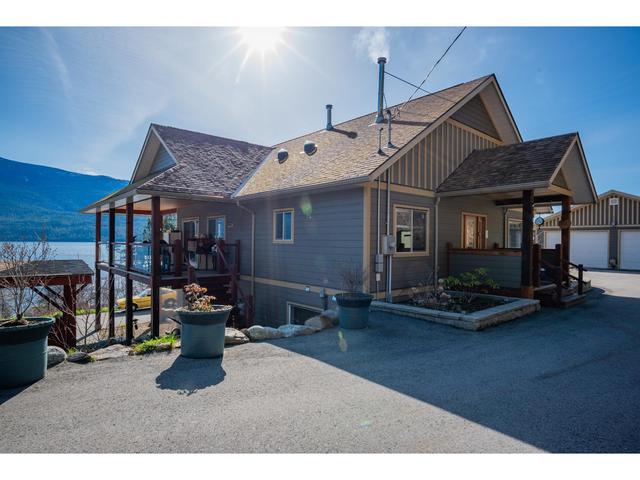 3558 Sprague St, House detached with 3 bedrooms, 4 bathrooms and null parking in Central Kootenay D BC | Image 35