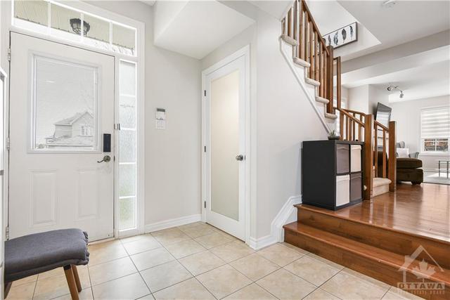 121 Tandalee Cres, Townhouse with 3 bedrooms, 3 bathrooms and 6 parking in Ottawa ON | Image 4