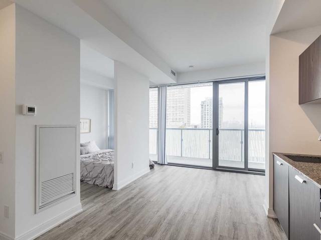 2211 - 50 Charles St E, Condo with 1 bedrooms, 1 bathrooms and 0 parking in Toronto ON | Image 3