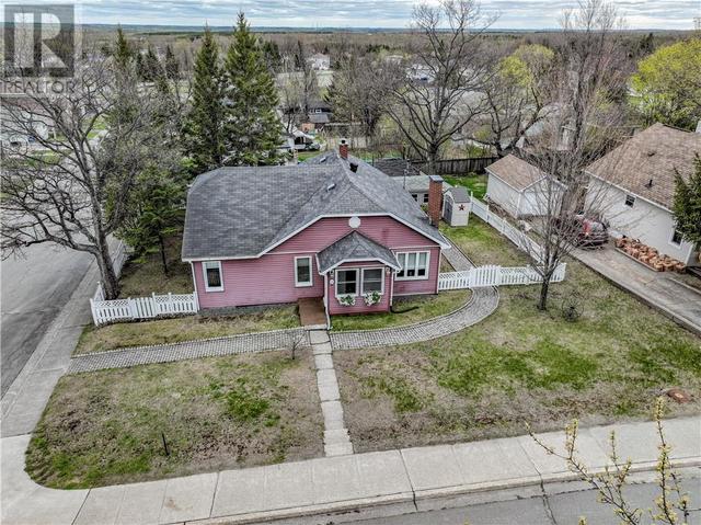 13 Lindsley St, House detached with 3 bedrooms, 2 bathrooms and null parking in Greater Sudbury ON | Image 3
