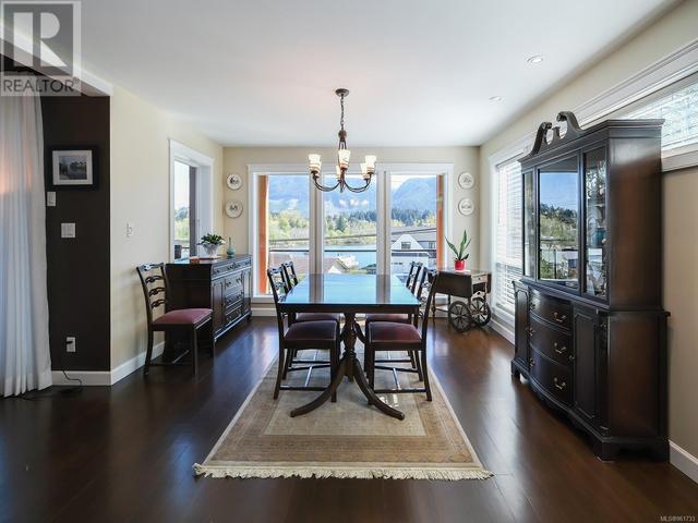 Dining room - with views | Image 9
