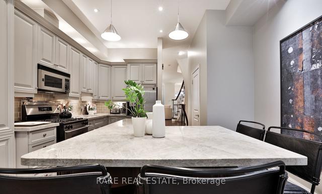 102 Pleasant Blvd, Townhouse with 3 bedrooms, 4 bathrooms and 2 parking in Toronto ON | Image 2