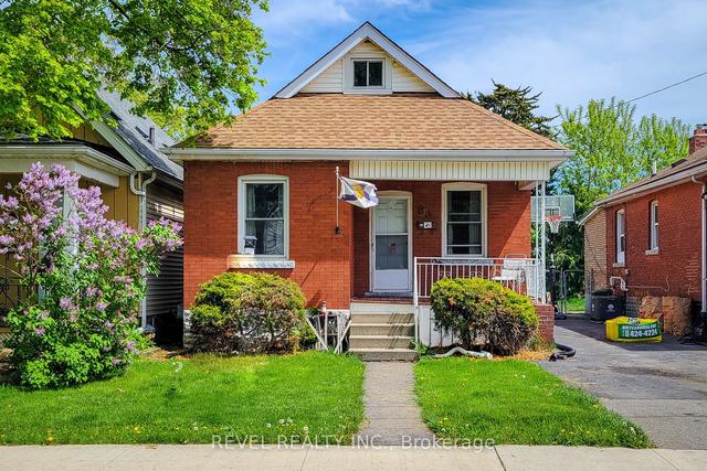 88 Garside Ave N, House detached with 2 bedrooms, 1 bathrooms and 1 parking in Hamilton ON | Image 1
