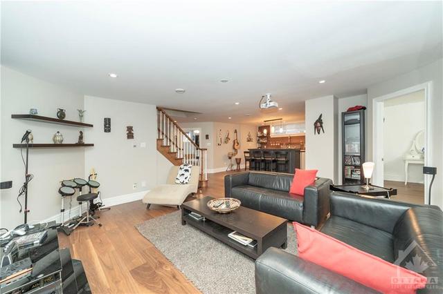 888 Amyot Avenue, House detached with 4 bedrooms, 3 bathrooms and 6 parking in Ottawa ON | Image 20