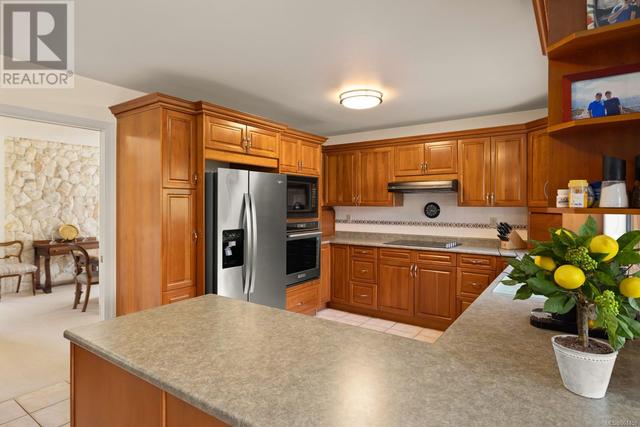 1536 Ash Rd, House detached with 5 bedrooms, 4 bathrooms and 6 parking in Saanich BC | Image 9