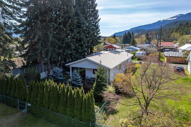 235 B Avenue, House detached with 2 bedrooms, 2 bathrooms and null parking in Central Kootenay D BC | Image 66