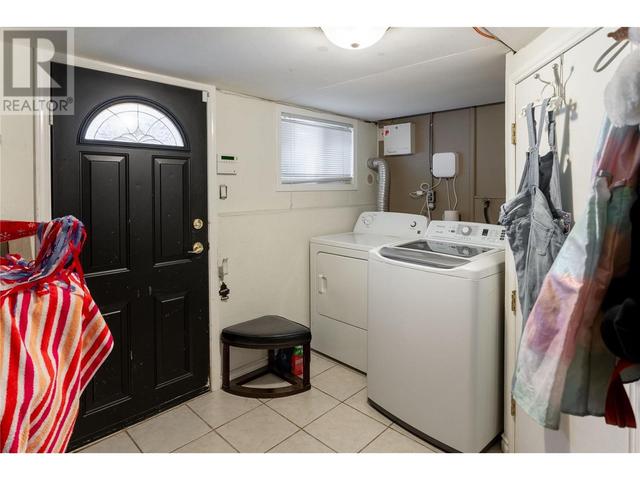 1820 Abbott St, House detached with 4 bedrooms, 2 bathrooms and 4 parking in Kelowna BC | Image 18