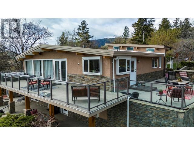 404 West Bench Dr, House detached with 4 bedrooms, 3 bathrooms and 7 parking in Okanagan Similkameen F BC | Image 2