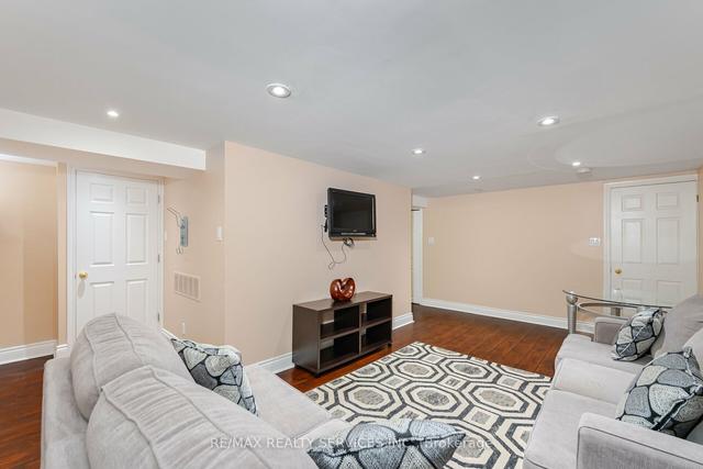 69 Town House Cres, Townhouse with 3 bedrooms, 2 bathrooms and 2 parking in Brampton ON | Image 15