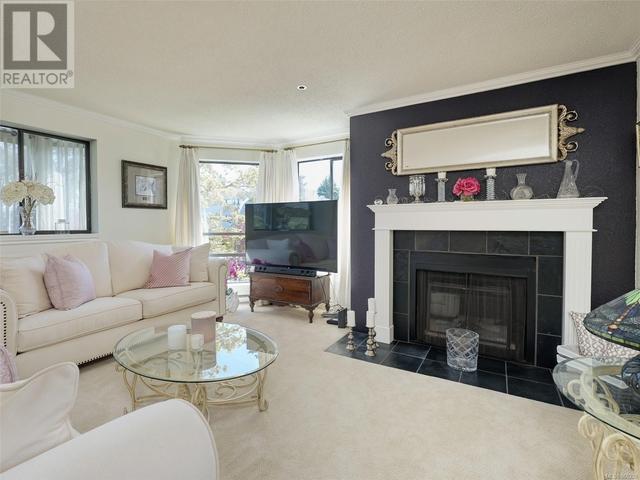 214 - 1560 Hillside Ave, Condo with 2 bedrooms, 2 bathrooms and 1 parking in Victoria BC | Image 2