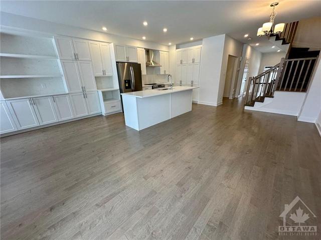 82 Bon Temps Way, Townhouse with 3 bedrooms, 3 bathrooms and 3 parking in Ottawa ON | Image 3