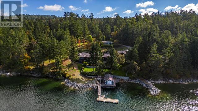 8440 Lawrence Rd, House detached with 4 bedrooms, 9 bathrooms and 7 parking in Central Saanich BC | Image 2