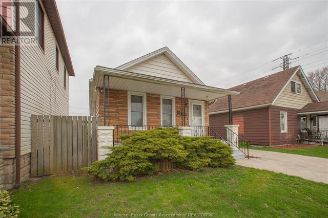 859 Wellington, House detached with 2 bedrooms, 1 bathrooms and null parking in Windsor ON | Image 2