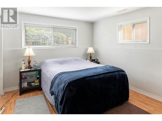 1820 Abbott St, House detached with 4 bedrooms, 2 bathrooms and 4 parking in Kelowna BC | Image 20