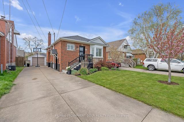 196 Erin Ave, House detached with 3 bedrooms, 2 bathrooms and 3 parking in Hamilton ON | Image 12