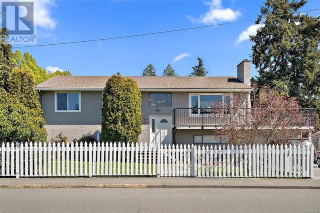 955 Hereward Rd, House detached with 5 bedrooms, 3 bathrooms and 4 parking in Victoria BC | Image 3