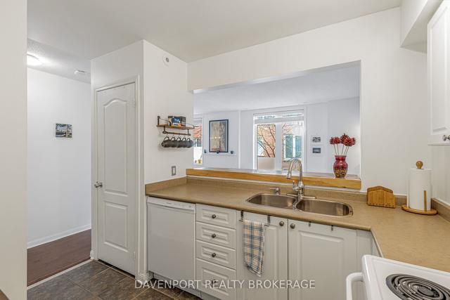 423 - 12 Douro St, Townhouse with 3 bedrooms, 2 bathrooms and 1 parking in Toronto ON | Image 4
