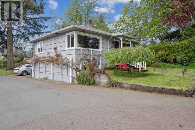 1087 Burnside Rd W, House detached with 2 bedrooms, 1 bathrooms and 4 parking in Saanich BC | Image 3