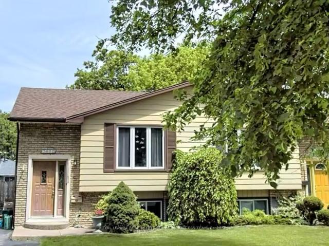 3852 Orlando Dr, House semidetached with 3 bedrooms, 1 bathrooms and 2 parking in Niagara Falls ON | Image 1