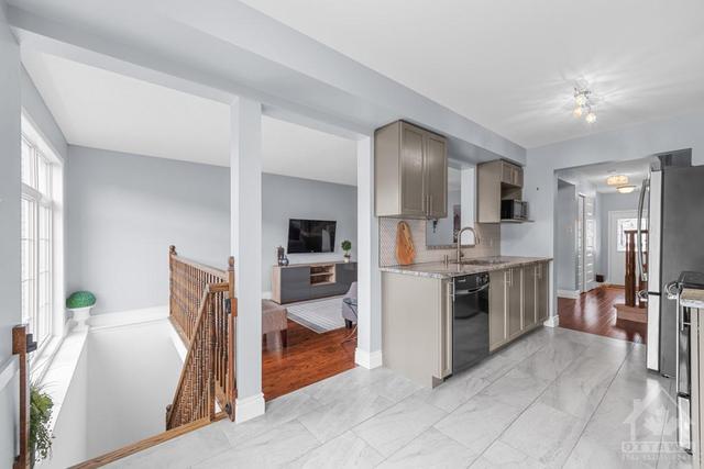 561 Dalewood Cres, Townhouse with 3 bedrooms, 3 bathrooms and 3 parking in Ottawa ON | Image 15