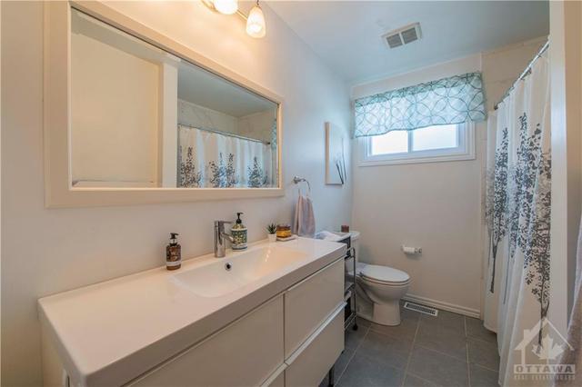 1833 Lorraine Avenue, House detached with 4 bedrooms, 2 bathrooms and 3 parking in Ottawa ON | Image 14