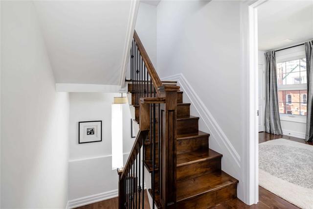 1 Admiral Rd, House semidetached with 4 bedrooms, 3 bathrooms and 3 parking in Toronto ON | Image 3
