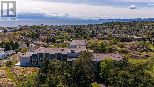 504 - 1433 Faircliff Lane, Condo with 2 bedrooms, 1 bathrooms and 1 parking in Victoria BC | Image 2