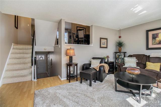 9 Reaney Court, Townhouse with 3 bedrooms, 2 bathrooms and 3 parking in Ottawa ON | Image 5