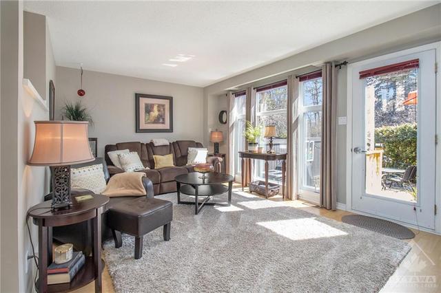 9 Reaney Court, Townhouse with 3 bedrooms, 2 bathrooms and 3 parking in Ottawa ON | Image 3
