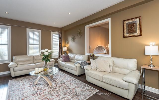 8 Carriage House Ct, House attached with 3 bedrooms, 4 bathrooms and 4 parking in Richmond Hill ON | Image 6