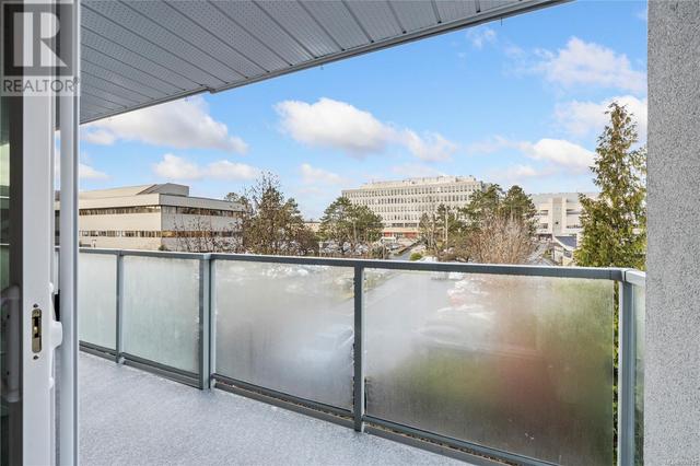 304 - 2022 Foul Bay Rd, Condo with 2 bedrooms, 1 bathrooms and 1 parking in Saanich BC | Image 2