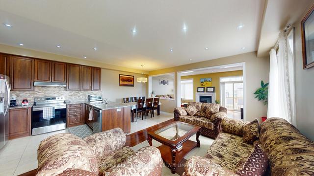 88 Lorenzo Cir, House attached with 4 bedrooms, 3 bathrooms and 3 parking in Brampton ON | Image 4