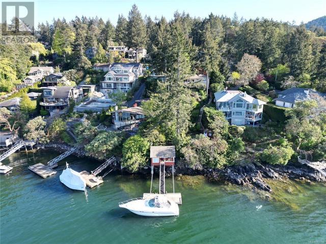 746 Sea Dr, House detached with 3 bedrooms, 2 bathrooms and 4 parking in Central Saanich BC | Image 2