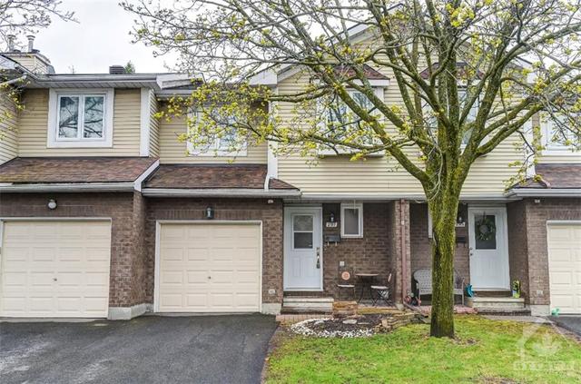 297 Valade Cres, Townhouse with 3 bedrooms, 3 bathrooms and 2 parking in Ottawa ON | Image 1