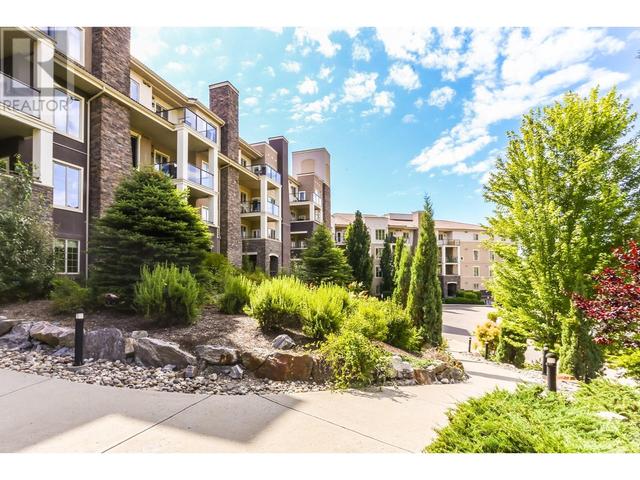 1301 - 1875 Country Club Dr, Condo with 3 bedrooms, 2 bathrooms and 1 parking in Kelowna BC | Image 4