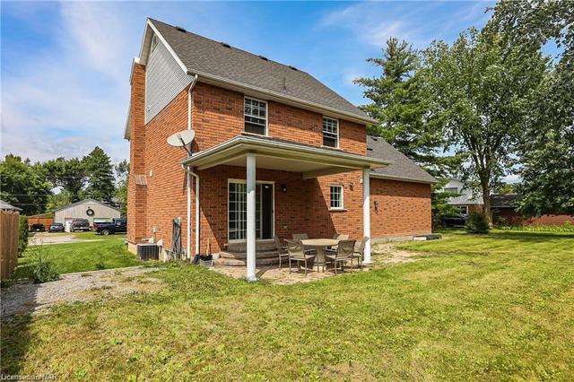 17 Melrose Avenue, House detached with 3 bedrooms, 2 bathrooms and 6 parking in Thorold ON | Image 2