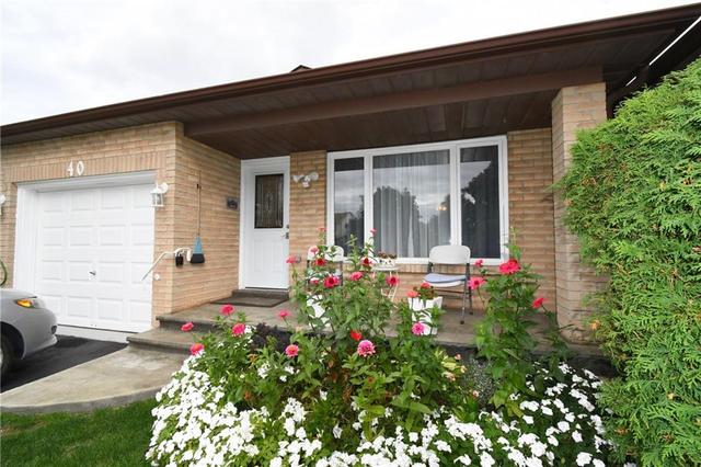 40 Lyton Cres, House attached with 3 bedrooms, 2 bathrooms and 3 parking in Hamilton ON | Image 3