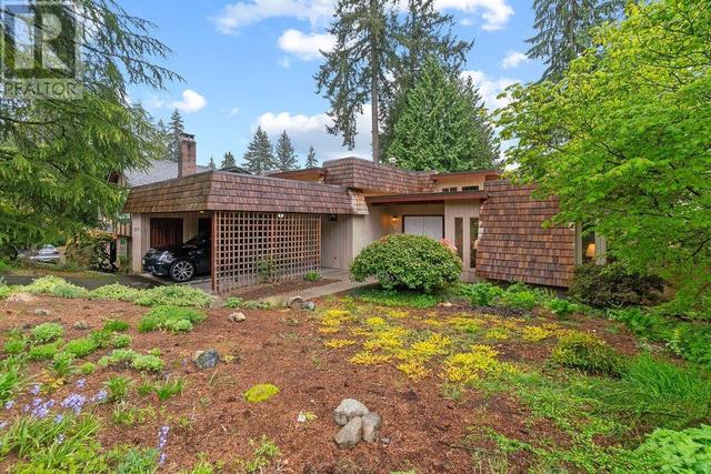 2573 Shelley Road, House detached with 4 bedrooms, 3 bathrooms and 2 parking in North Vancouver BC | Image 2