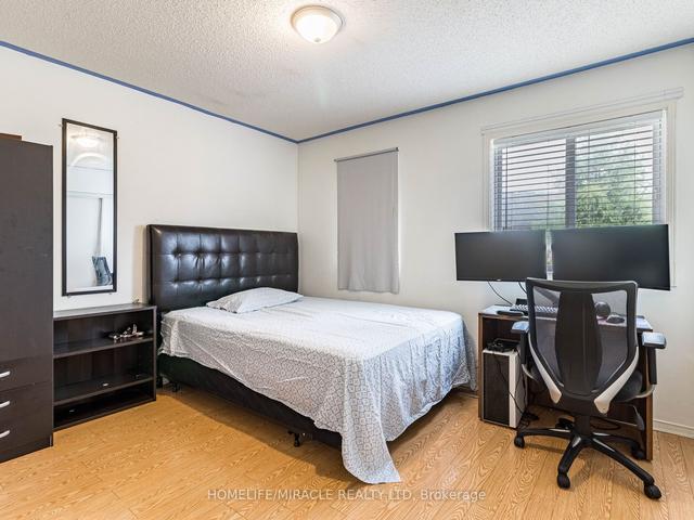 13 Spadina Rd, Townhouse with 3 bedrooms, 3 bathrooms and 1 parking in Brampton ON | Image 17